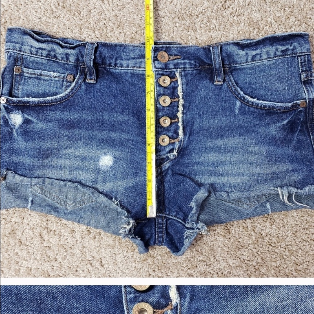 Free people distressed denim shorts. Size 28 - Picture 2 of 5